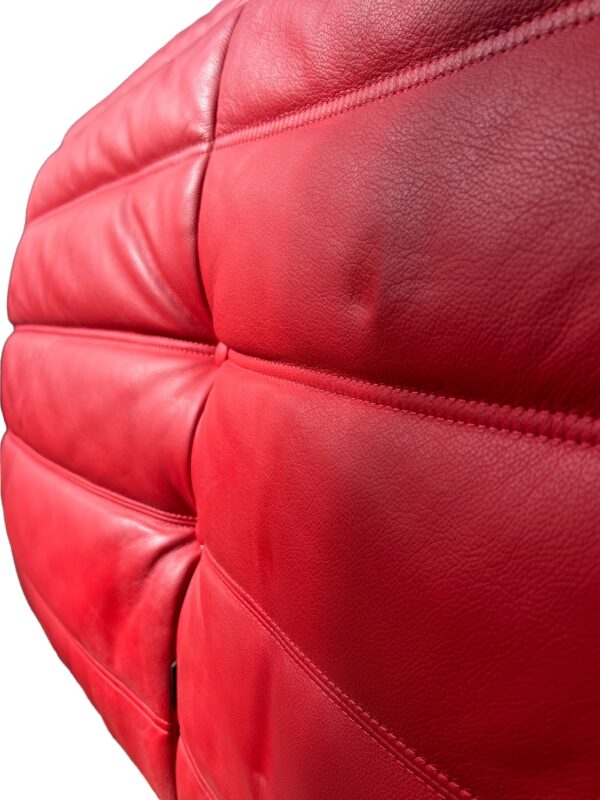 canapé d'angle en cuir rouge togo, ligne roset