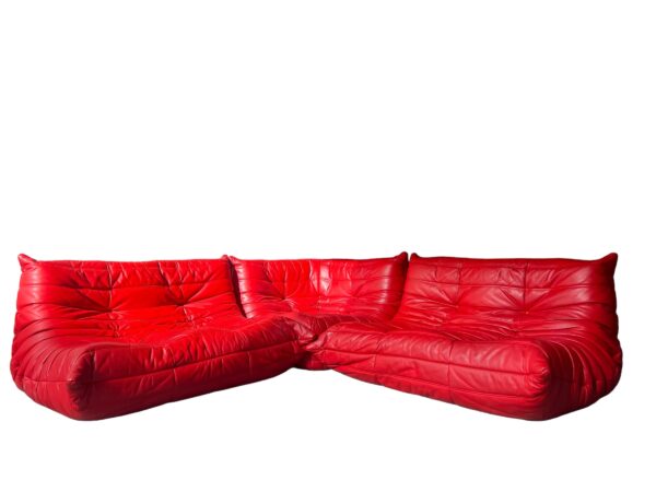 Ensemble de 3 canapés en cuir rouge togo, ligne roset