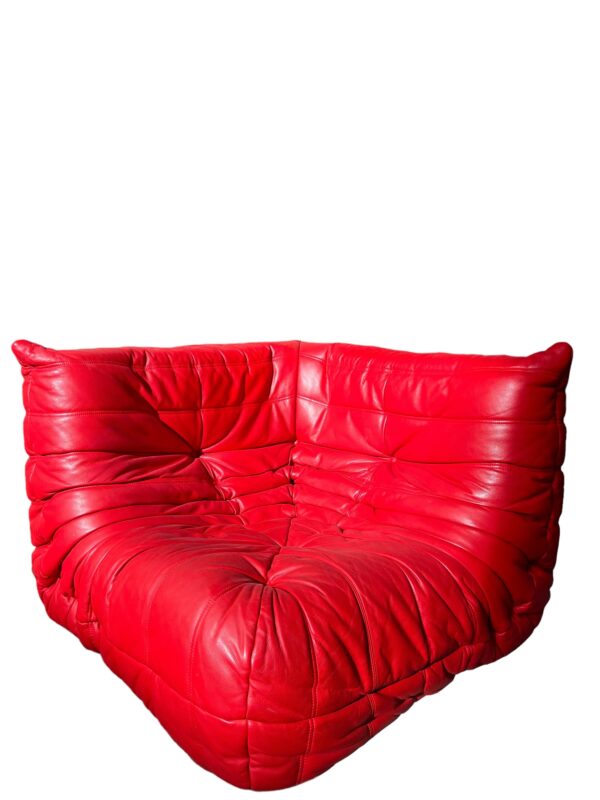 canapé d'angle en cuir rouge togo, ligne roset