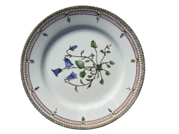 duo d'assiettes en porcelaine au style royal conçues en 1972.