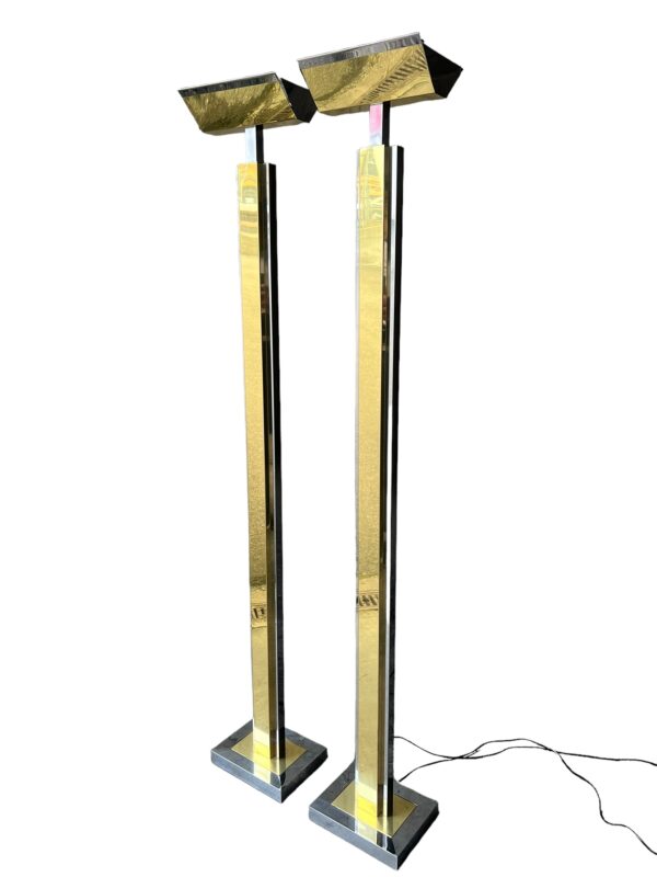 paire de lampadaire en laiton et chrome par Lumina