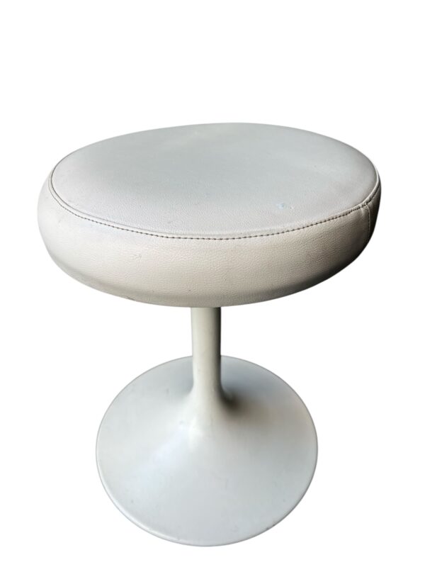 Tabouret de couleur blanc pivotant au pied tulipe