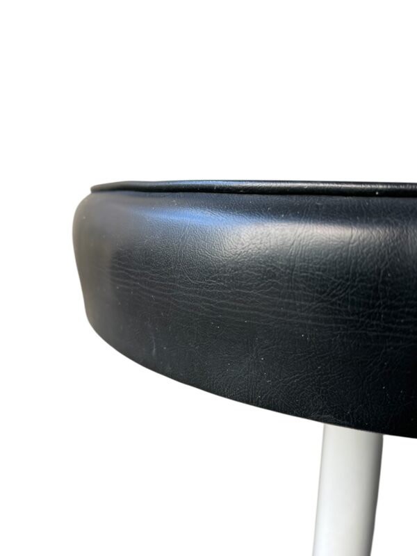 Tabouret de couleur noir pivotant au pied tulipe