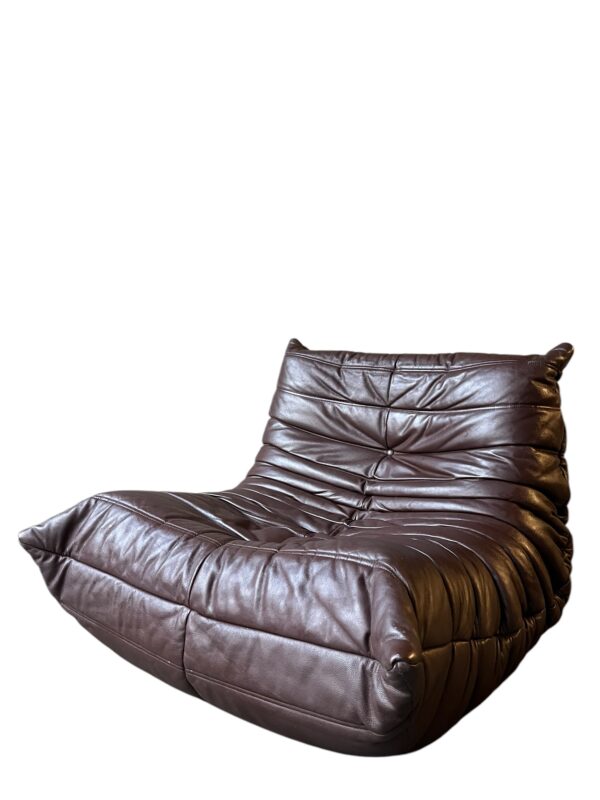 Chauffeuse TOGO en cuir de couleur marron café produit par la Ligne Roset par Michel Ducaroy