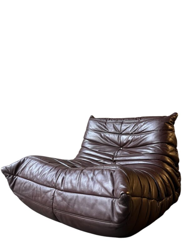 Chauffeuse TOGO en cuir de couleur marron café produit par la Ligne Roset par Michel Ducaroy