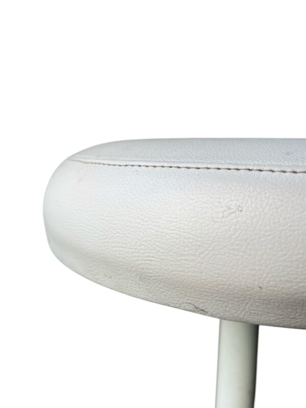 Tabouret de couleur blanc pivotant au pied tulipe