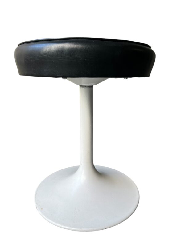 Tabouret de couleur noir pivotant au pied tulipe