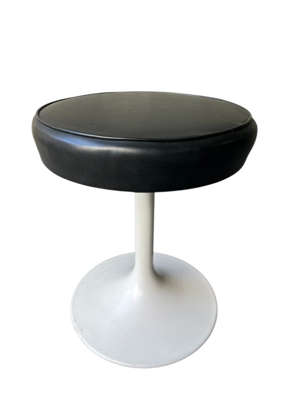 Tabouret de couleur noir pivotant au pied tulipe