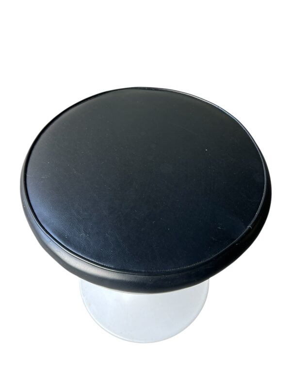 Tabouret de couleur noir pivotant au pied tulipe