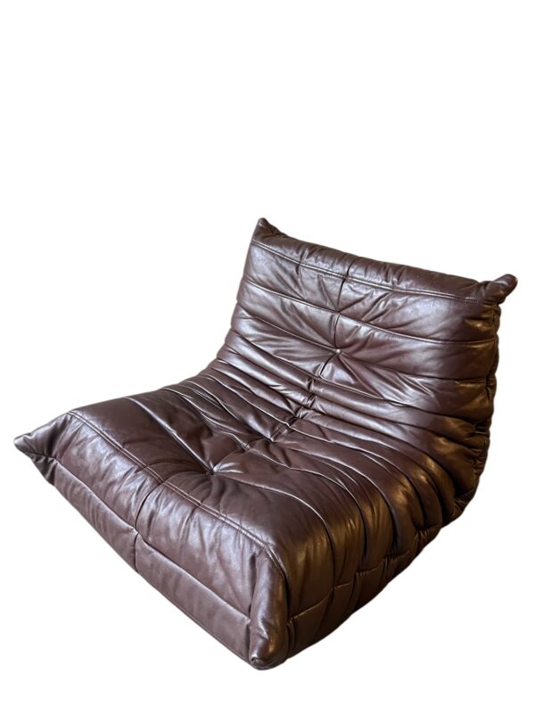 Chauffeuse TOGO en cuir de couleur marron café produit par la Ligne Roset par Michel Ducaroy