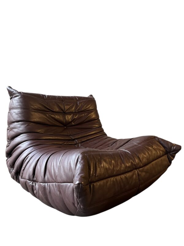 Chauffeuse TOGO en cuir de couleur marron café produit par la Ligne Roset par Michel Ducaroy