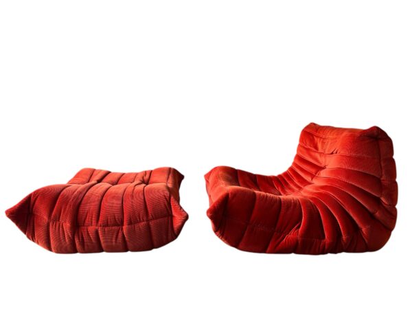 Chauffeuse TOGO en velours côtelé rouge de la ligne Roset par Michel Ducaroy