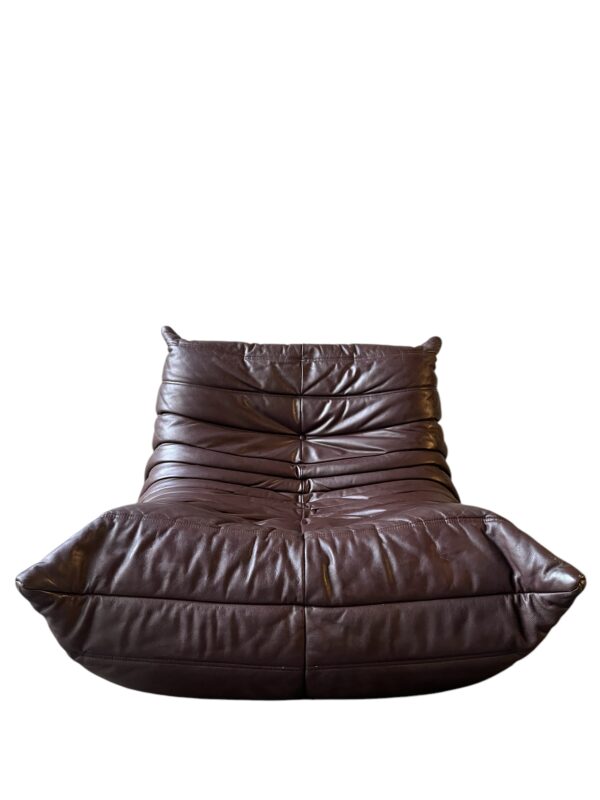 Chauffeuse TOGO en cuir de couleur marron café produit par la Ligne Roset par Michel Ducaroy