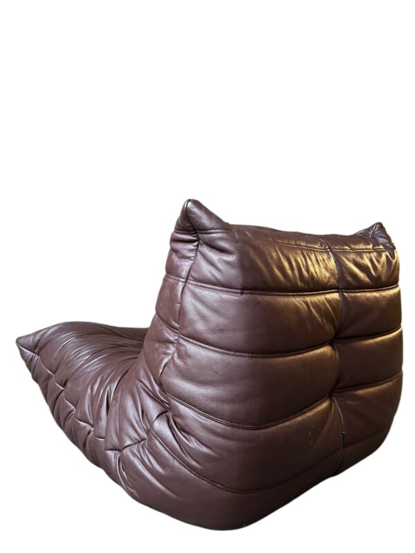 Chauffeuse TOGO en cuir de couleur marron café produit par la Ligne Roset par Michel Ducaroy