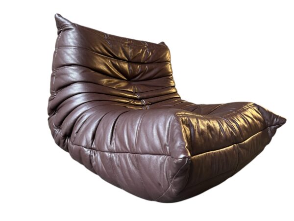 Chauffeuse TOGO en cuir de couleur marron café produit par la Ligne Roset par Michel Ducaroy