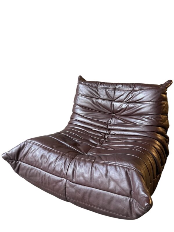 Chauffeuse TOGO en cuir de couleur marron café produit par la Ligne Roset par Michel Ducaroy