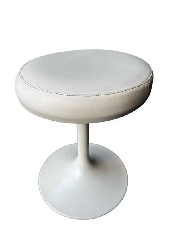 Tabouret de couleur blanc pivotant au pied tulipe