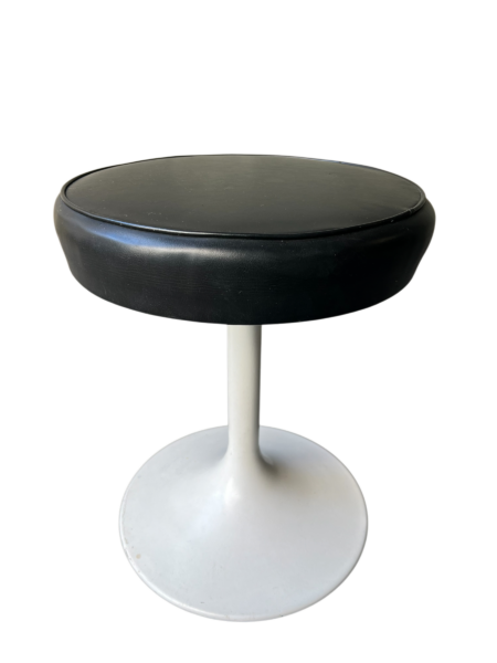 Tabouret de couleur noir pivotant au pied tulipe