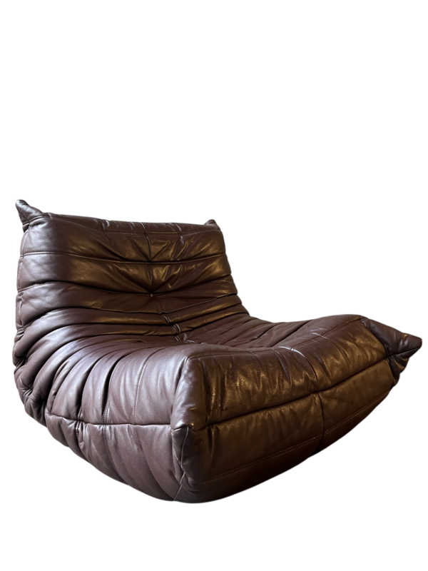 Chauffeuse TOGO en cuir de couleur marron café produit par la Ligne Roset par Michel Ducaroy