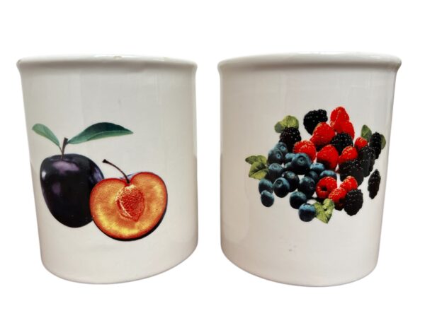 Tasses en céramique aux motifs à fruits