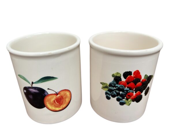 Tasses en céramique aux motifs à fruits