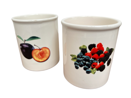 Tasses en céramique aux motifs à fruits