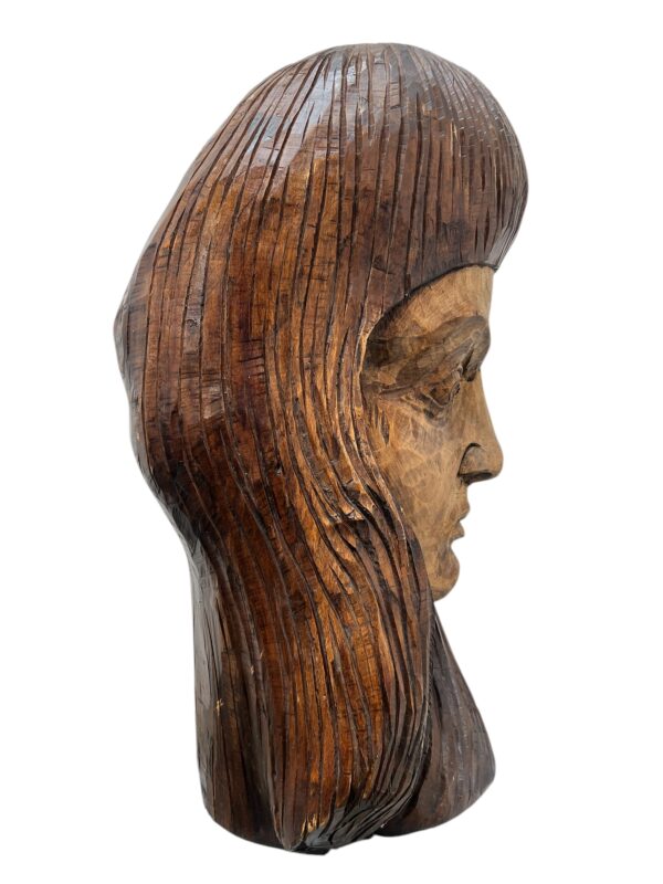 Visage féminin d'une Sculpture en bois