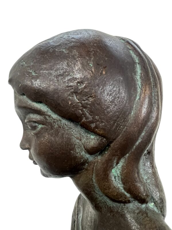 Statue en pierre d'une jeune femme