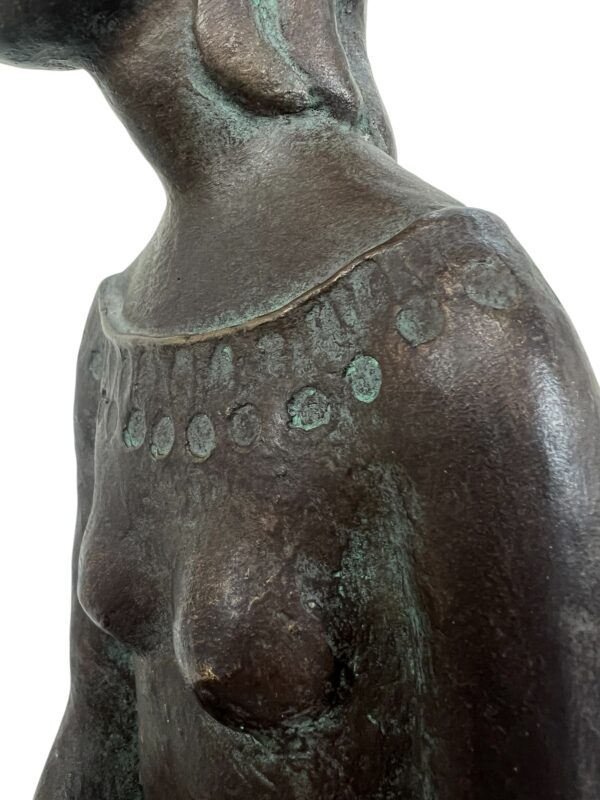 Statue en pierre d'une jeune femme