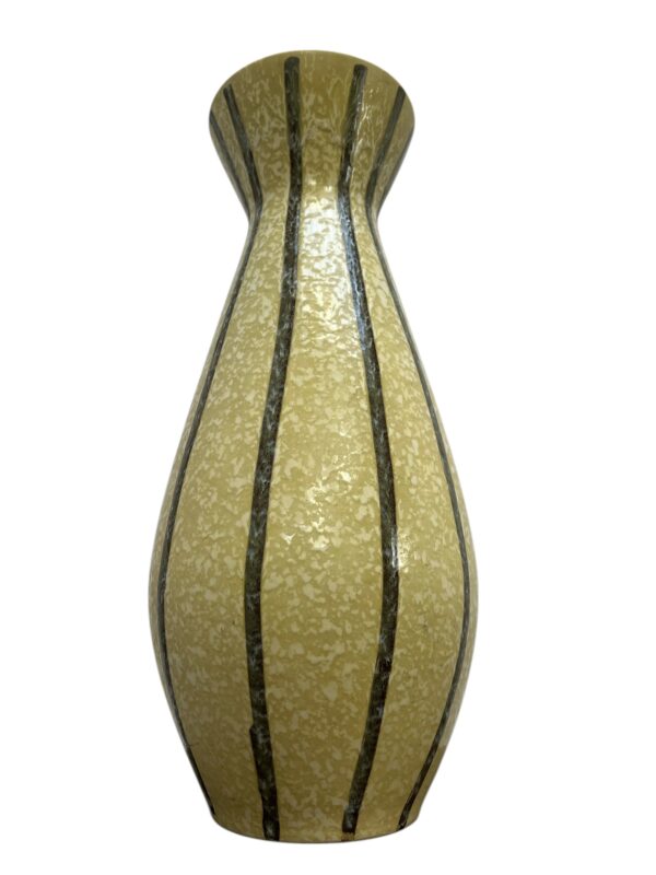 Vase numéroté en céramique et faience fabriqué en Allemagne dans les années 1960'/1970'.