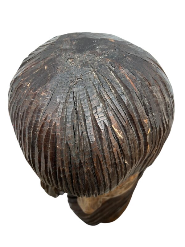 Visage féminin d'une Sculpture en bois