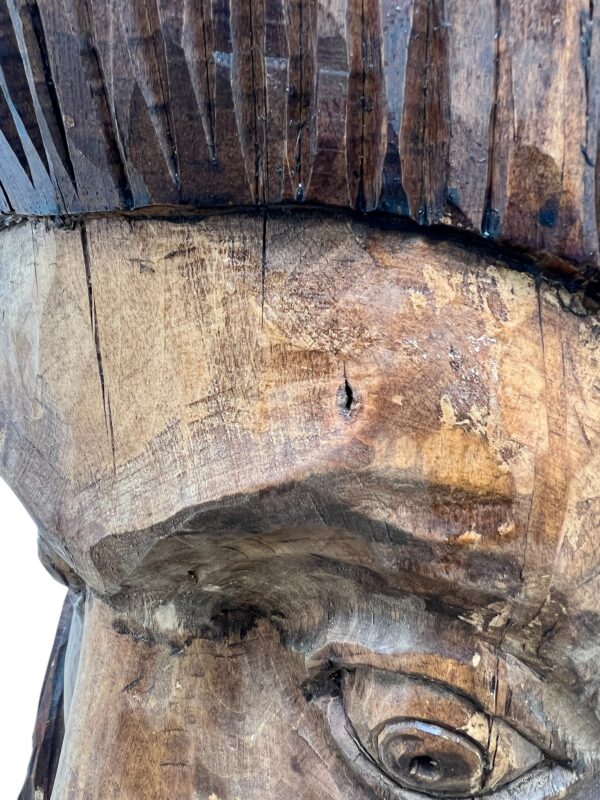 Visage féminin d'une Sculpture en bois