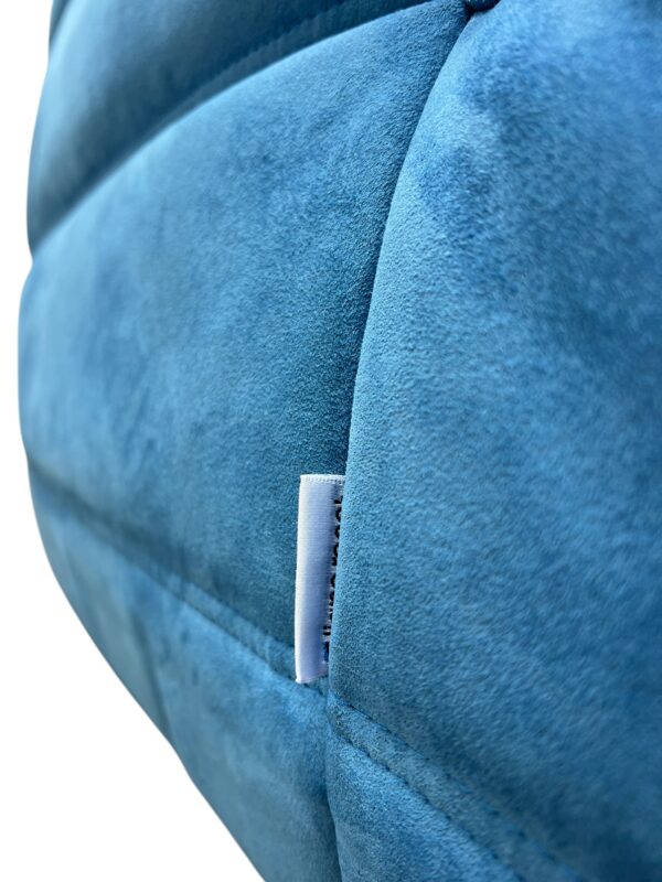 Corner 1 Togo en alcantara de couleur bleu maya, modèle TOGO produit par la Ligne Roset par Michel Ducaroy.