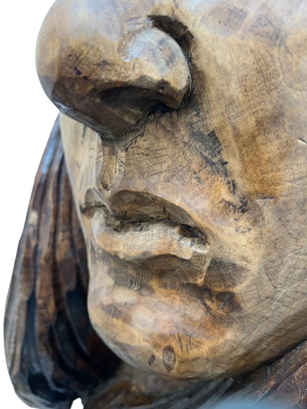 Visage féminin d'une Sculpture en bois