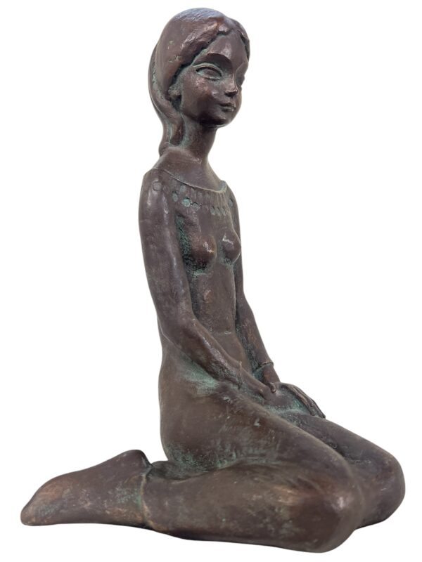 Statue en pierre d'une jeune femme