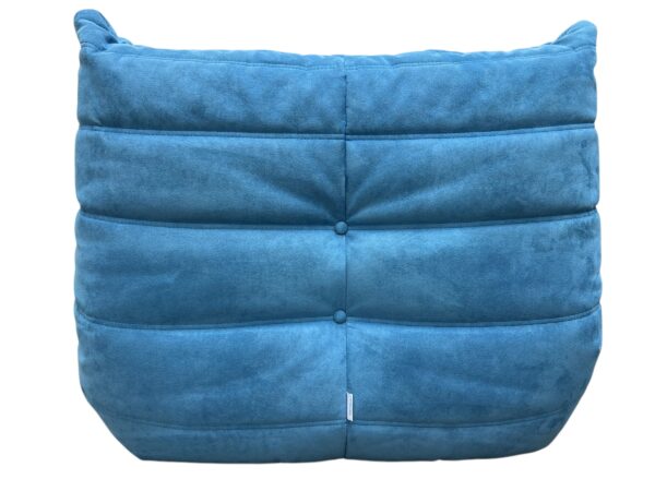 Chauffeuse Togo en alcantara de couleur bleu maya, modèle TOGO produit par la Ligne Roset par Michel Ducaroy.