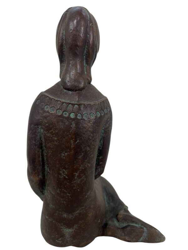 Statue en pierre d'une jeune femme