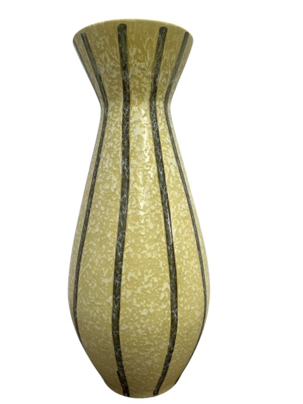 Vase numéroté en céramique et faience fabriqué en Allemagne dans les années 1960'/1970'.