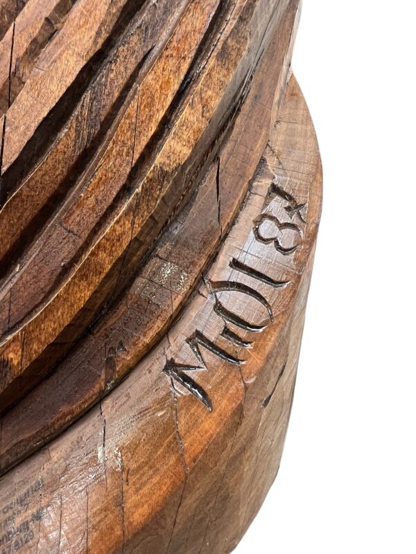 Visage féminin d'une Sculpture en bois