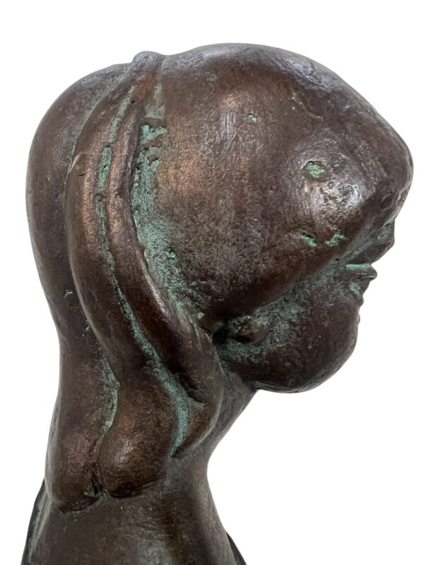 Statue en pierre d'une jeune femme