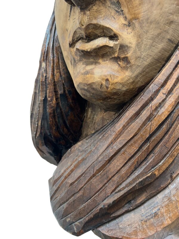 Visage féminin d'une Sculpture en bois