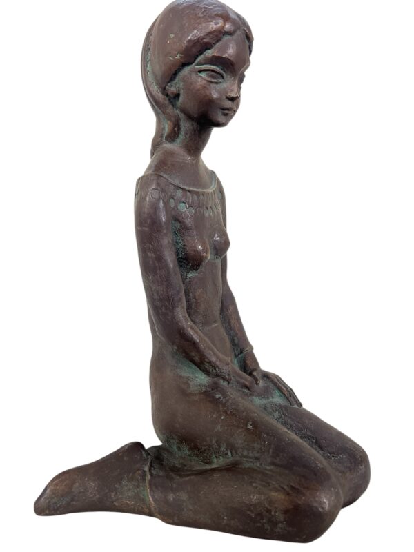 Statue en pierre d'une jeune femme