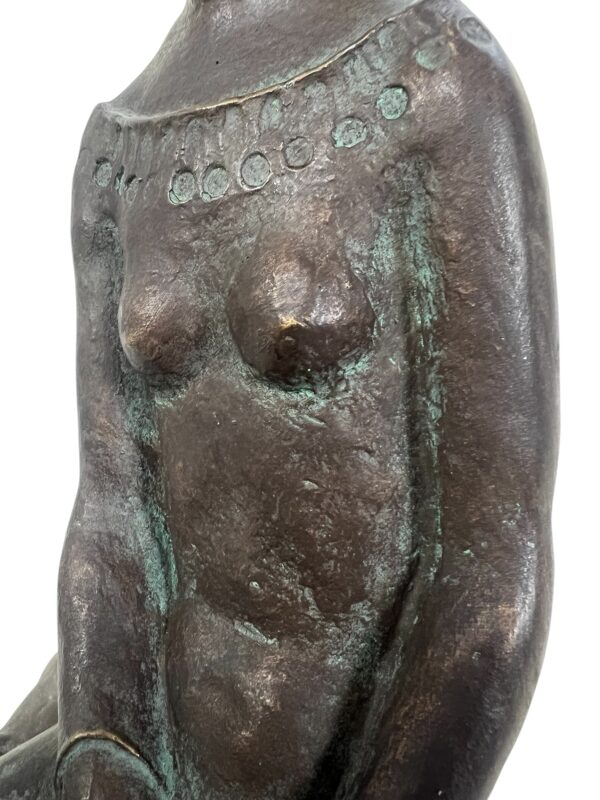 Statue en pierre d'une jeune femme