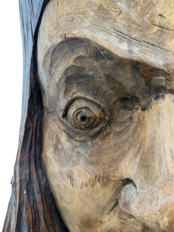 Visage féminin d'une Sculpture en bois
