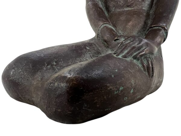 Statue en pierre d'une jeune femme