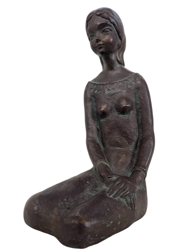 Statue en pierre d'une jeune femme