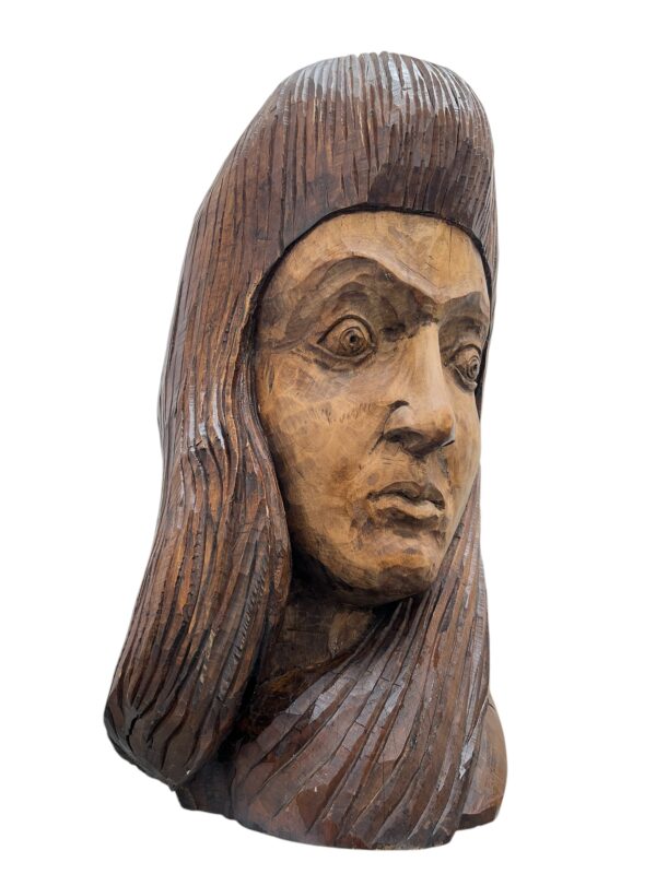Visage féminin d'une Sculpture en bois