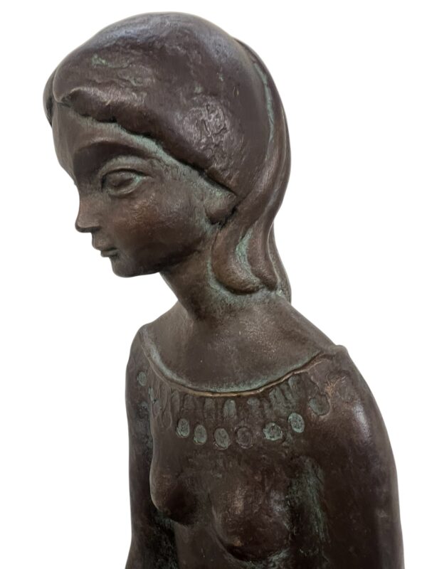 Statue en pierre d'une jeune femme