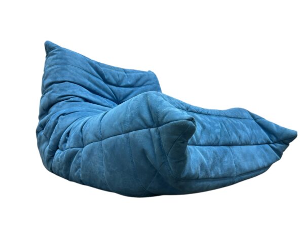 Chauffeuse Togo en alcantara de couleur bleu maya, modèle TOGO produit par la Ligne Roset par Michel Ducaroy.