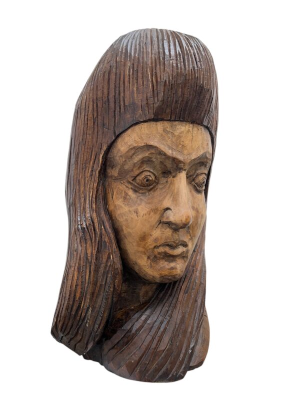 Visage féminin d'une Sculpture en bois